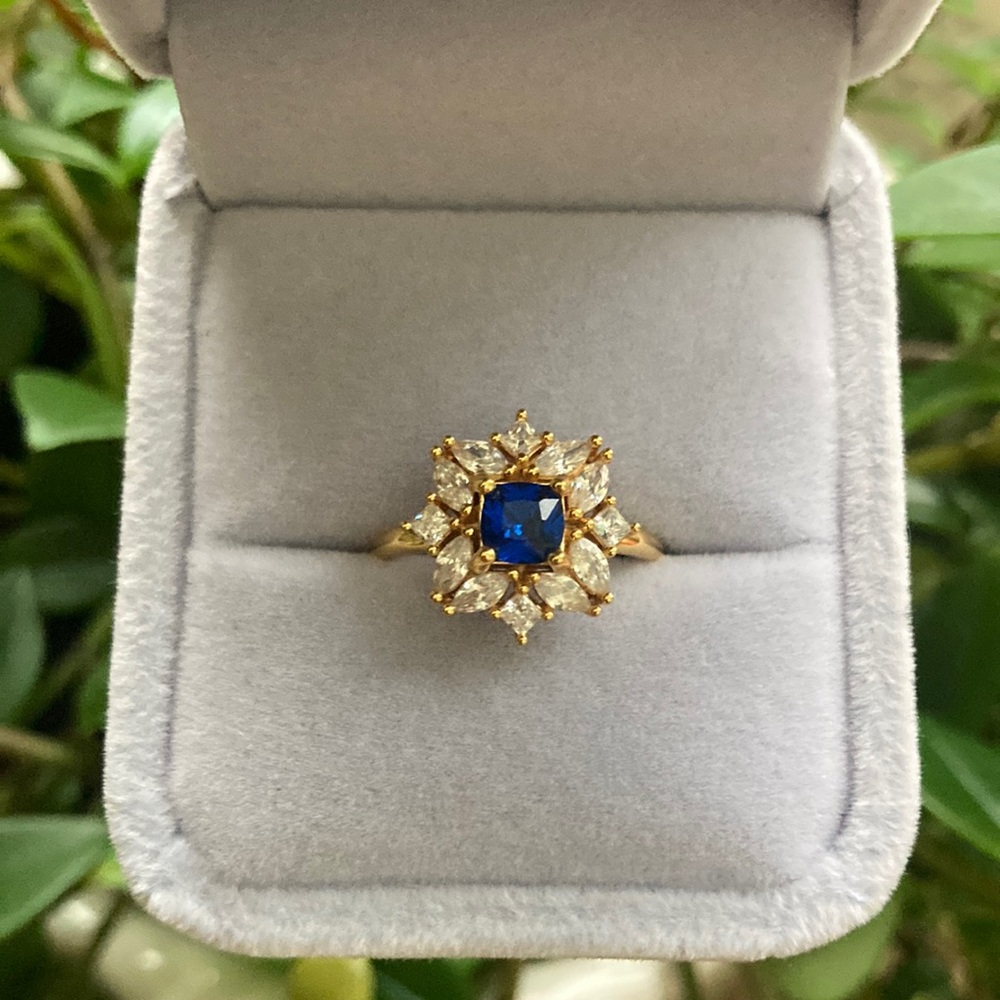 Cute fancy ring. Size 5